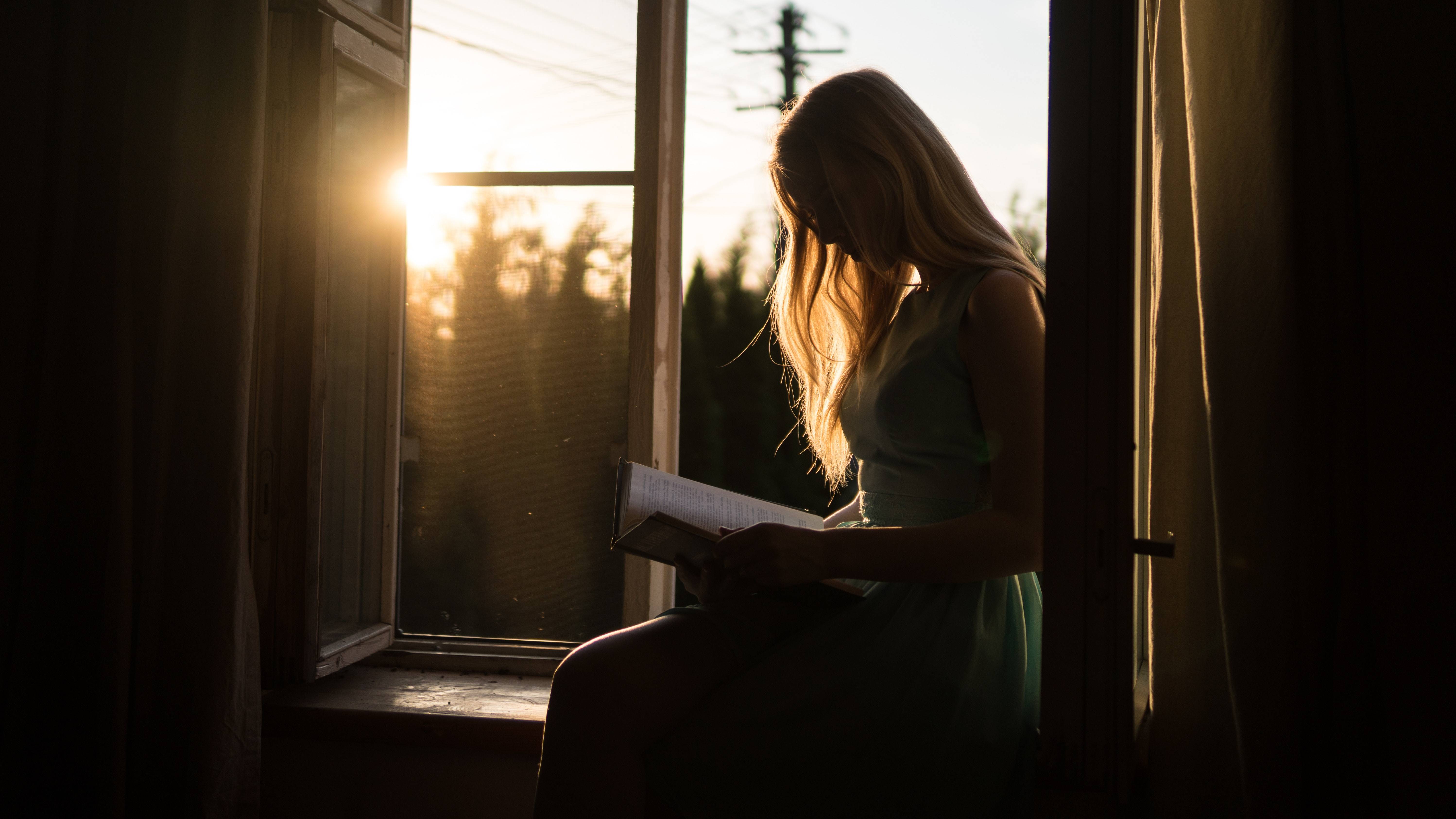 The chair is the window. Девушка на подоконнике. Девушка с книгой у окна. Девушка с книжкой у окна. Девушка у окна.