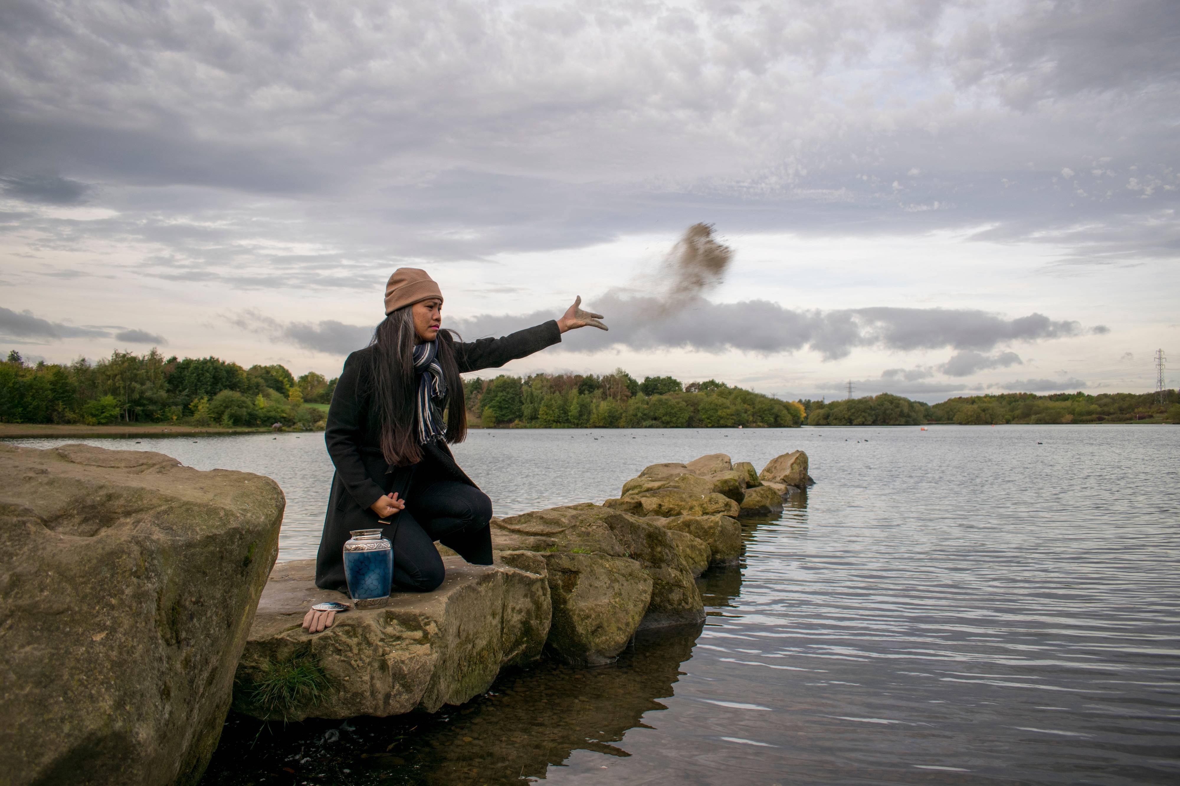 Почему развеивают прах. Cremation Ashes. Развеять прах. Развеять прах над морем. Развеивание праха.